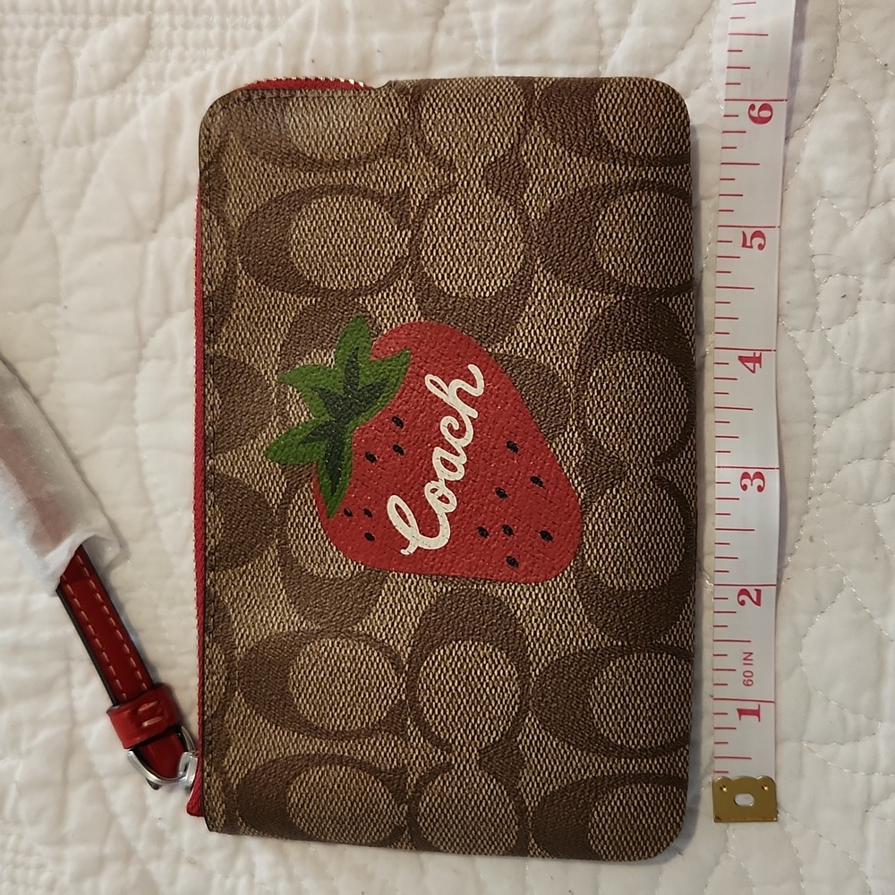 NWT COACH corner zip wristlet🍓 single Strawberry Signature khaki bag wallet NeW